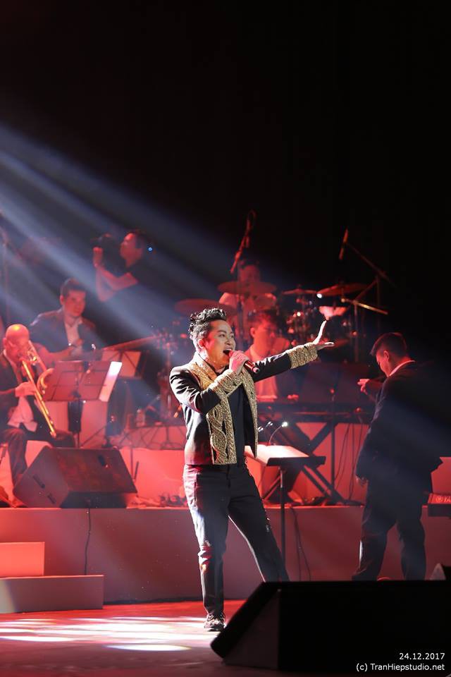 Tùng Dương đeo cánh thiên thần hát bolero trong đêm Giáng sinh